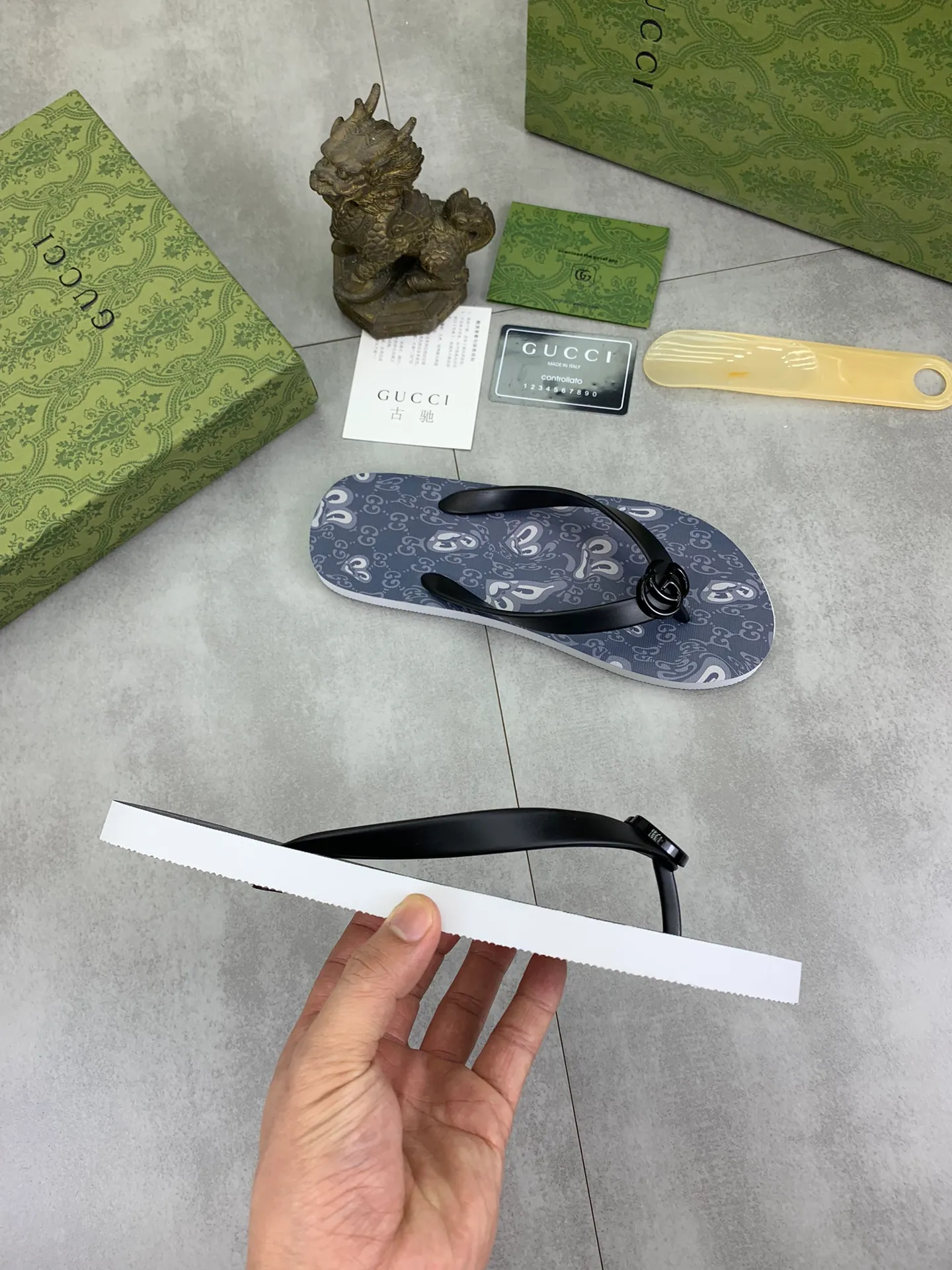 Men's men's shoes 💰P220💰【New style】🆘【GUCCI】Official website's popular Gucci adult couple 🧑‍🤝‍🧑 style, children's flip-flops are on sale at the counter simultaneously! Original fabric imported from Italy. Original bottom provided by the original factory. Size: Adult 36-45. Children’s size: 30-37. Multiple colors available.